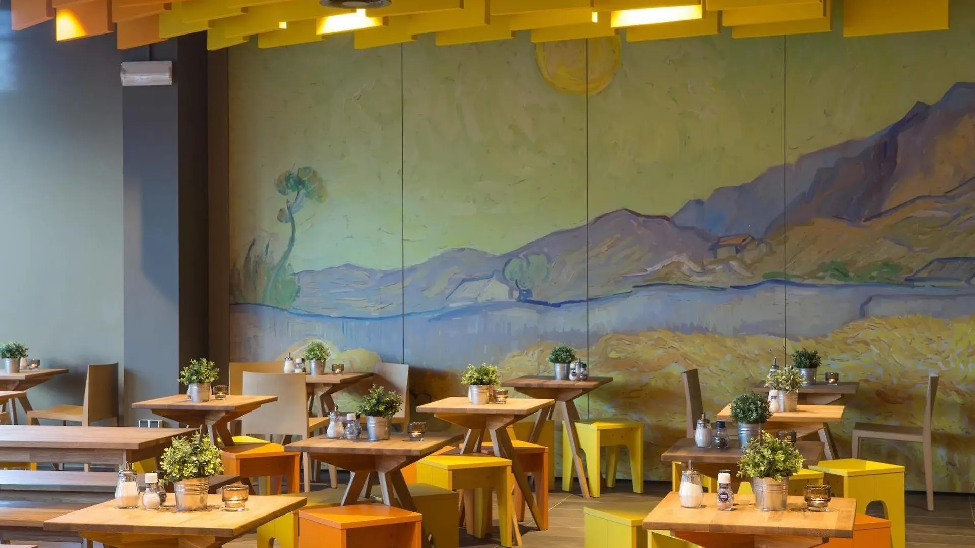 Meininger Hotel Amsterdam City West 2*,